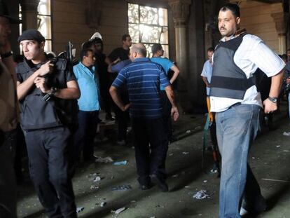 Fuerzas de seguridad egipcias en la mezquita de Al Fatah en El Cairo.