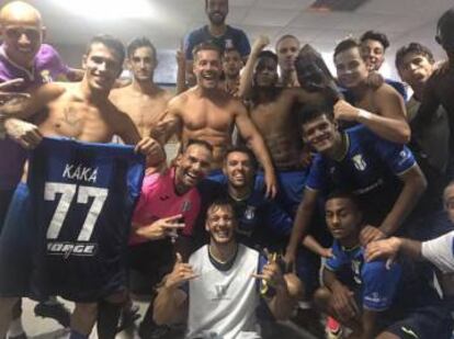 Futbolistas del Canelas 2010, con Madureira en el centro, celebran el pase a los treintaidosavos de final de la Copa de Portuga.