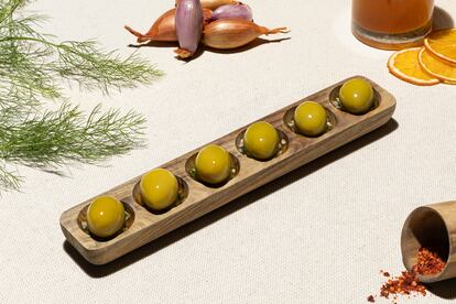Alimento versátil. Manzanilla, hojiblanca, cacereña o gordal son algunas de las variedades de aceituna más populares, pero existen más de 200 en todo el país. A su vez, se dividen en tres tipos en función del momento de recolección: verdes (extraídas antes de su maduración), cambiantes (moradas, rosáceas o castañas y recolectadas sin completar su maduración) y negras (recogidas antes de su maduración y que adquieren ese color tras el proceso de elaboración). Más información en interaceituna.com.