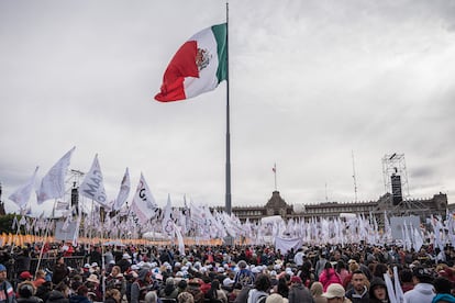 Vista de Zócalo con la multitud congregada.