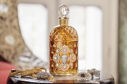 The Bee Bottle de Guerlain (18.000 euros), uno de los 40 frascos de un litro creados artesanalmente en el taller de Estambul de Begüm Khan y hecho en bronce chapado en oro de 24 quilates y decorado con 440 gemas engarzadas a mano.