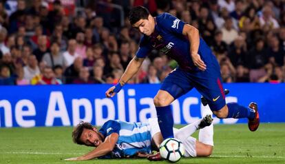 Luis Su&aacute;rez se marcha de Baysse, del M&aacute;laga.