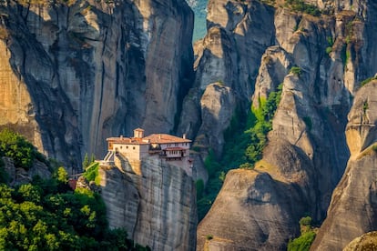 Los arqueólogos dan por hecho que esta incomparable región montañosa del centro de Grecia es un lugar codiciado desde hace miles de años: ante una gruta se encontró un muro de piedra que tendría nada menos que 23.000 años. Los 24 monasterios que aquí se aprietan contra la roca datan del siglo XI. Los monjes y peregrinos no podían llegar entonces a estas casas de Dios sino con escalas de cuerda que –cuenta la leyenda– solo se cambiaban cuando se rompían. Pero tranquilos: hoy hay sólidas escaleras para subir a uno de los patrimonios mundiales de la Unesco más imponentes y con mejores vistas.