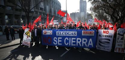Manifestaci&oacute;n de trabajadores de Elcog&aacute;s ante el Ministerio de Industria, en Madrid.