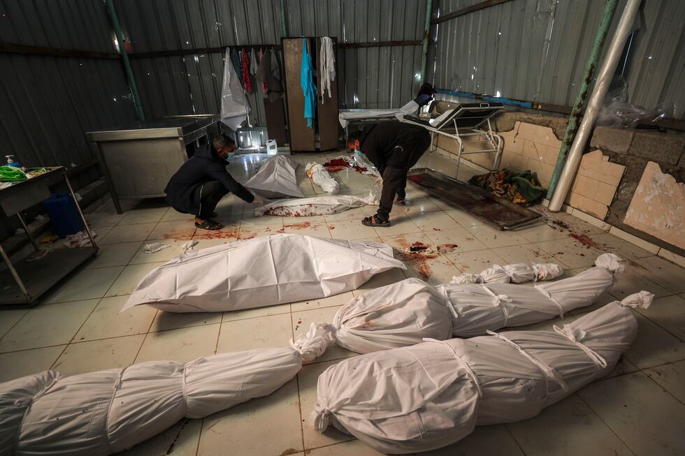 Los cadáveres de las víctimas de un ataque israelí yacen en el Hospital Indonesio, en el norte de Gaza, el viernes. 
