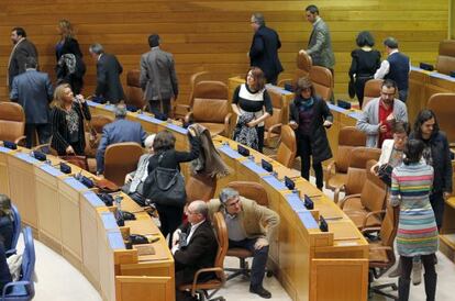 Los diputados de la oposición, en el momento de abandonar el pleno