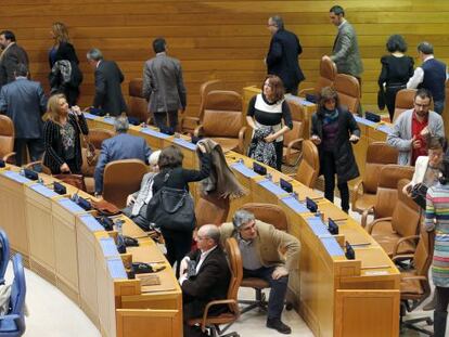 Los diputados de la oposición, en el momento de abandonar el pleno