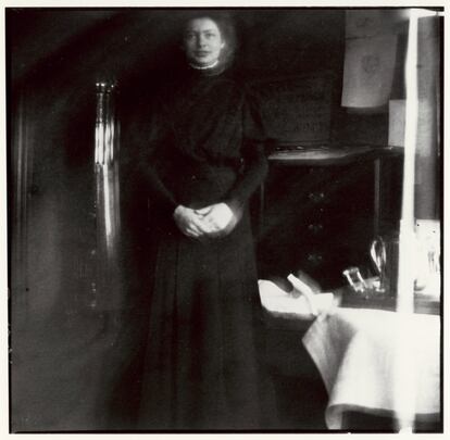 Enfermera de negro en la clínica del Dr.Jacobson,1908-09
