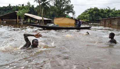 En Abiyán (Costa de Marfil) las lluvias de la noche del 18 de junio de 2018 provocaron la muerte de 15 personas. Otras 115 fueron rescatadas por los servicios de emergencia y numerosas carreteras quedaron bloqueadas. En la imagen, varios residentes nadan en una zona inundada de Aboisso, a 120 km de Abiyán, tras una fuerte tormenta.