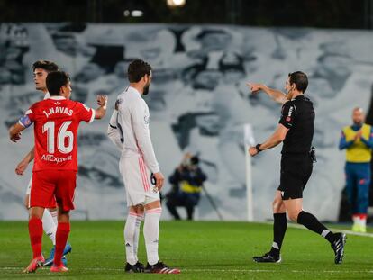 El árbitro señala penalti a favor del Sevilla contra el Madrid.