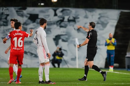 El árbitro señala penalti a favor del Sevilla contra el Madrid.