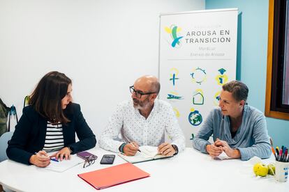 Integrantes de Arousa en Transición, durante una reunión.