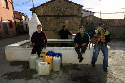 Los cuatro vecinos que viven en Toril (Teruel), posan para la foto.