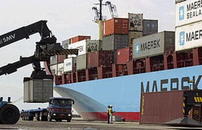 Descarga de contenedores con ayuda española, ayer en el puerto de Buenos Aires.
