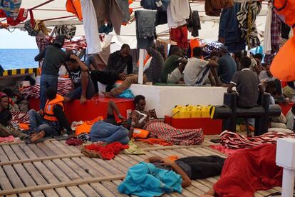 Un grupo de migrantes permanece en la cubierta del 'Open Arms'.