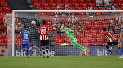 Vivian bate a Reina en la acción del primer gol del Athletic.