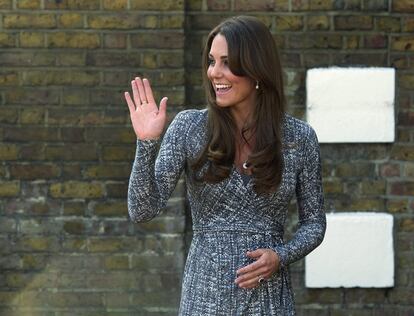 Una de las primeras fotos en las que se pudo apreciar el embarazo de la esposa de Guillermo de Inglaterra durante una visita a la Casa de Esperanza de los Niños en Londres, 19 de febrero de 2013.