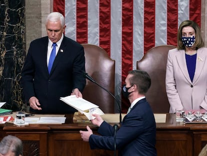 El vicepresidente de Estados Unidos, Mike Pence, y la presidenta de la Cámara de Representantes, Nancy Pelosi, durante la sesión para certificar los resultados electorales.