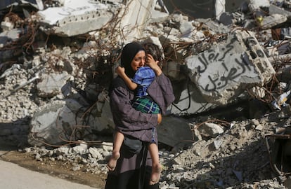 Una mujer palestina con su hijo en brazos llora frente a un edificio derrumbado, el pasado 19 de septiembre en Ciudad de Gaza.