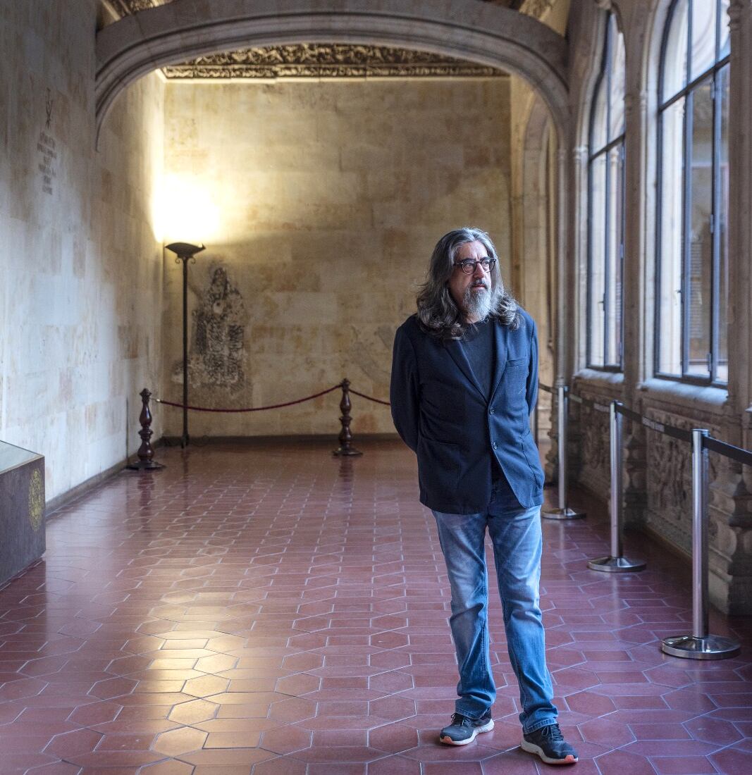 Jambrina, posa al estilo Unamuno en septiembre en el claustro superior del Edificio Histórico de la Universidad o Escuelas Mayores, al lado de donde daba clase el filósofo.