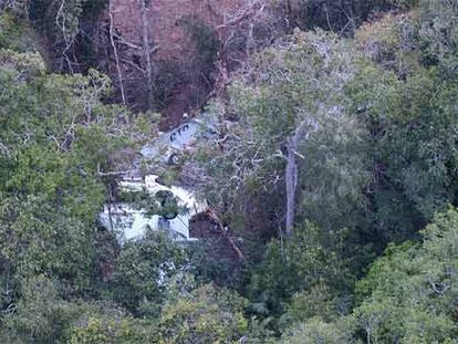 Restos del avión entre la maleza de la selva.