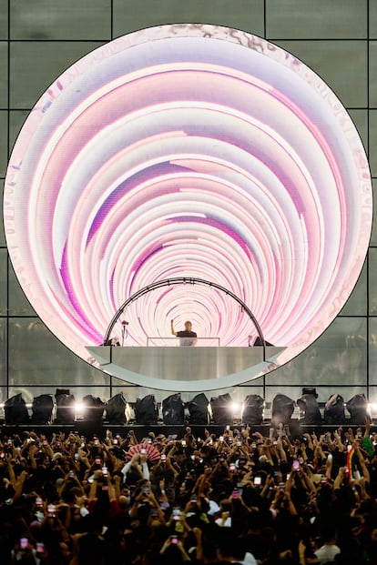 Hernán Cattaneo actuando en Sunsetstrip, el 'macroshow' diurno y al aire libre que dio en marzo en Buenos Aires. Pese a la lluvia, reunió a 20.000 personas. “La mejor forma de defender la música electrónica es tocándola de día”, asegura el DJ.