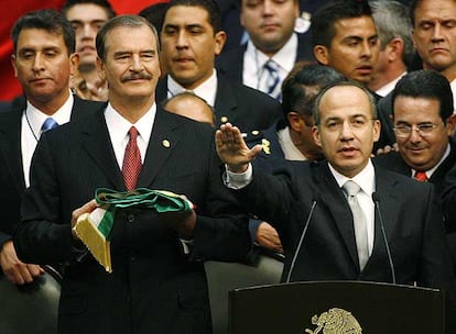 Felipe Calderón toma posesión ante el Congreso de la Unión como presidente del país para el periodo 2006-2012. A la izquierda el presidente saliente, Vicente Fox.