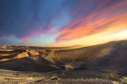 Amanecer en el cráter Ubehebe en la Death Valley, California (Estados Unidos).