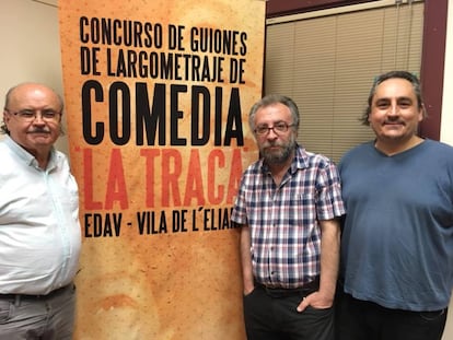 Rodolf Sirera, a la izquierda, junto a los escritores Paco López y José Marín, miembros del jurado. 
 