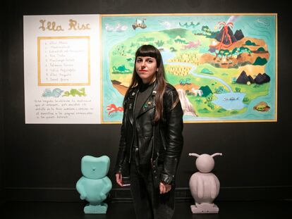 La autora Roberta Vázquez, con un estilo gráfico que bebe del underground y canibaliza los iconos pop en clave de humor, posa en su instalación en la exposición 'Constelación gráfica' en el CCCB.