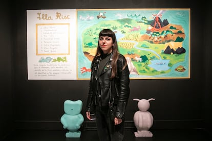 La autora Roberta Vázquez, con un estilo gráfico que bebe del underground y canibaliza los iconos pop en clave de humor, posa en su instalación en la exposición 'Constelación gráfica' en el CCCB.