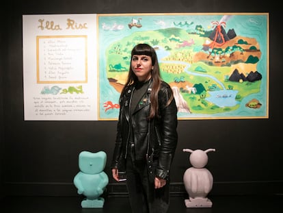 La autora Roberta Vázquez, con un estilo gráfico que bebe del underground y canibaliza los iconos pop en clave de humor, posa en su instalación en la exposición 'Constelación gráfica' en el CCCB.