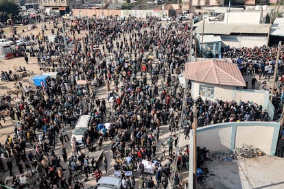 Centenares de personas esperaban en el exterior de un almacén de la agencia de la ONU para los refugiados palestinos (UNRWA) para recibir una ración de harina, este martes en Rafah.