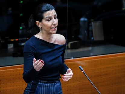 La portavoz de Vox, Rocío Monasterio, interviene en el pleno de la Asamblea de Madrid celebrado el jueves 1 de febrero.