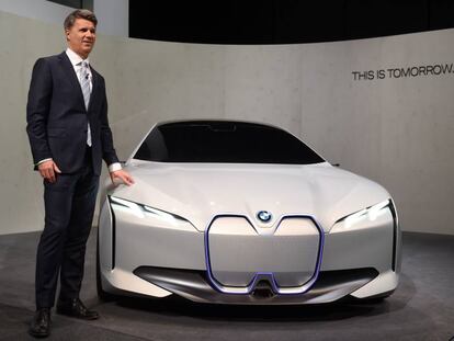 Harald Krueger, CEO de BMW, posa ante el modelo i4 presentado el 21 de marzo. 
