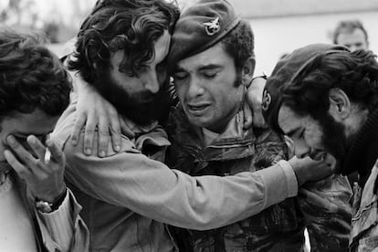 Paracaidistas sublevados se rinden a las tropas gubernamentales en la base aérea de Tancos (Portugal) el 29 de noviembre de 1975.