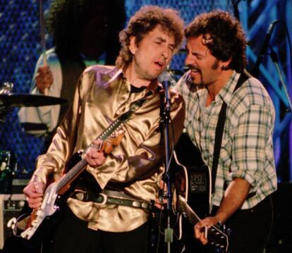 Bob Dylan y Bruce Springsteen en 1995, en un momento de su actuación en la inauguración del museo de Cleveland.