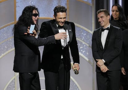 James Franco aparta a Tommy Wiseau (a quien interpreta en la película) para dar su discurso con el móvil tras ganar como mejor actor por 'The Disaster Artist'. A la derecha, su hermano Dave Franco.