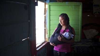 Una joven de 16 a&ntilde;os con su hijo en Chiapas. / SA&Uacute;L RUIZ