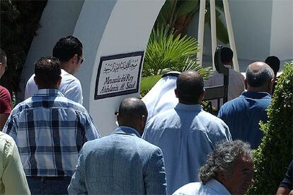 Un grupo de personas entra ayer en la mezquita de Marbella que lleva el nombre del fundador de la dinastía saudí.