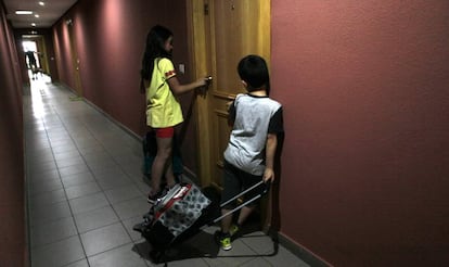 Niños de primaria llegan a su casa tras salir del colegio.
