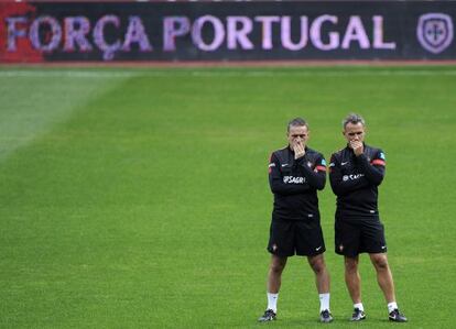 Paulo Bento, seleccionador de Portugal, a la izquierda, junto a un ayudante