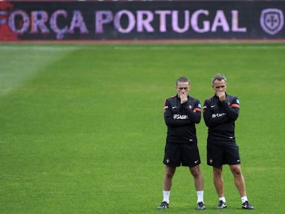 Paulo Bento, seleccionador de Portugal, a la izquierda, junto a un ayudante