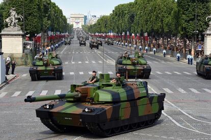 Tanques Leclerc franceses del 501a regimiento de combate desfilando por los Campos Elíseos en París, Francia. 
