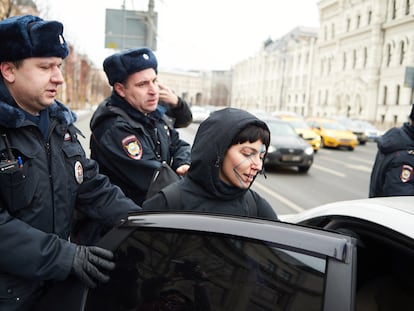 Una activista arrestada por la policía en una protesta contra el sistema de videovigilancia en Moscú, el 9 de febrero. / (RTVI)