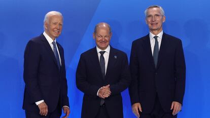 El canciller alemán, Olaf Scholz, junto al presidente de Estados Unidos, Joe Biden, y el secretario general de la OTAN, Jens Stoltenberg, en la cumbre de la OTAN que se celebra en Washington.