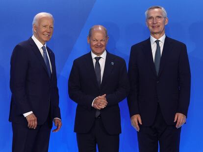 El canciller alemán, Olaf Scholz, junto al presidente de Estados Unidos, Joe Biden, y el secretario general de la OTAN, Jens Stoltenberg, en la cumbre de la OTAN que se celebra en Washington.