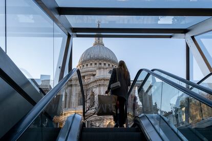 Una mujer con una bolsa de Zara con la catefral de San Pablo, en Londres, de fondo.