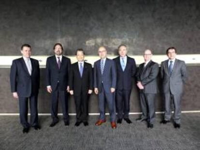 Foto facilitada por la Embajada española en Tokio de la visita de una delegación de la Comisión de Exteriores del Congreso de los Diputados de España, encabezada por su presidente, Josep Antoni Duran i Lleida, a la sede del fabricante de automóviles Nissan en la ciudad japonesa de Yokohama.