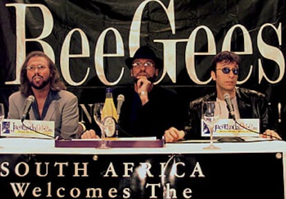 En la imagen, Maurice junto a sus hermanos Barry y Robin, durante una rueda de prensa de 1998 en Suráfrica.